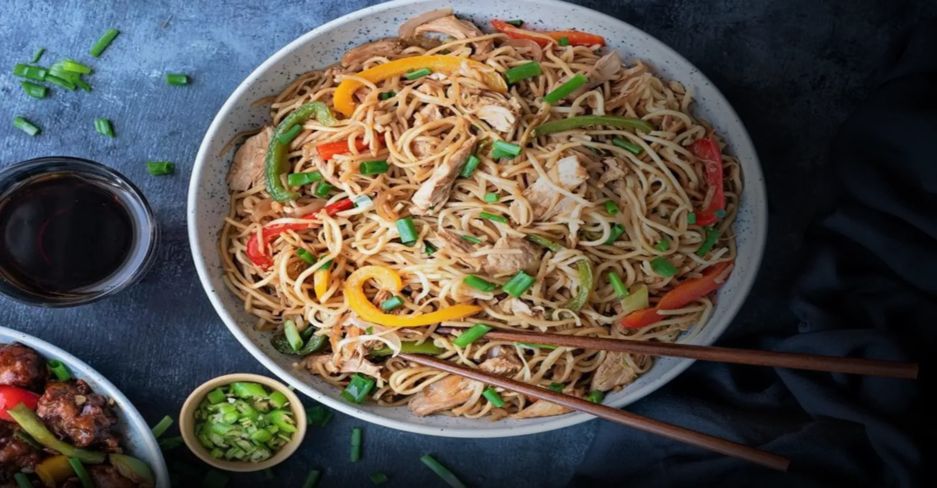 نودل چینی به همراه مرغ و سبزیجات