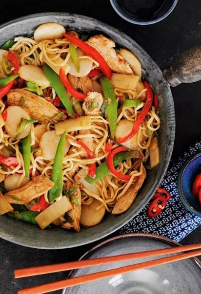 نودل چینی به همراه مرغ و سبزیجات