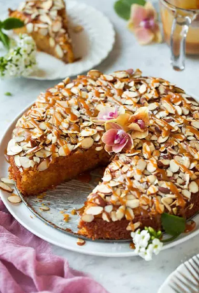 کیک بادامی و کرم موسلین پسته